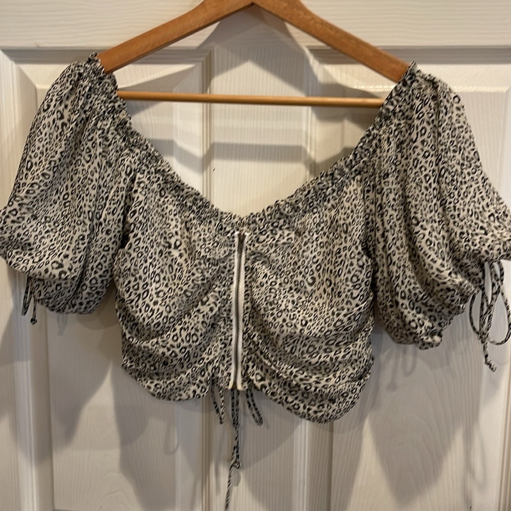 Cropped Blouse - Picture 3 of 4